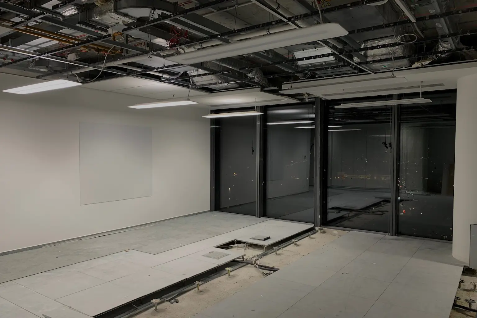 Prace budowlano-wykończeniowe i instalacyjne prowadzone podczas realizacji fit-outu biura