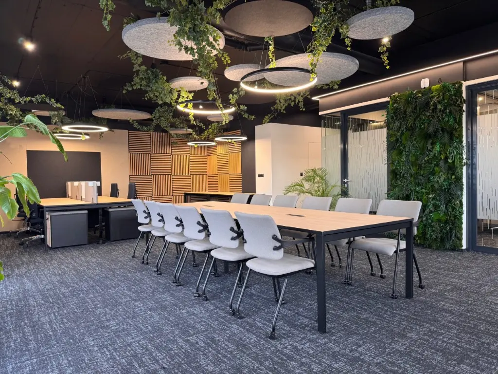 Butikowe biuro po fit oucie w Warszawie – open space i strefa pracy