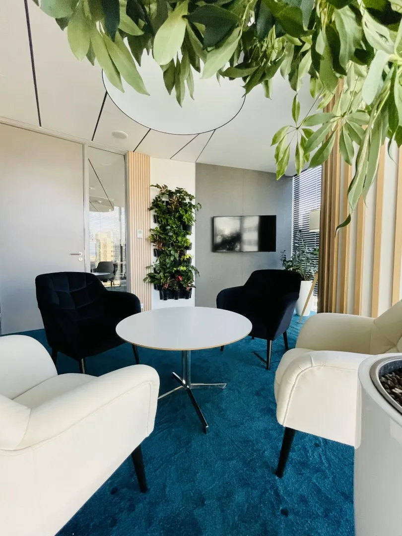 Klimatyczna salka spotkań w warszawskim biurze – projektowanie biura i uzgodnienia