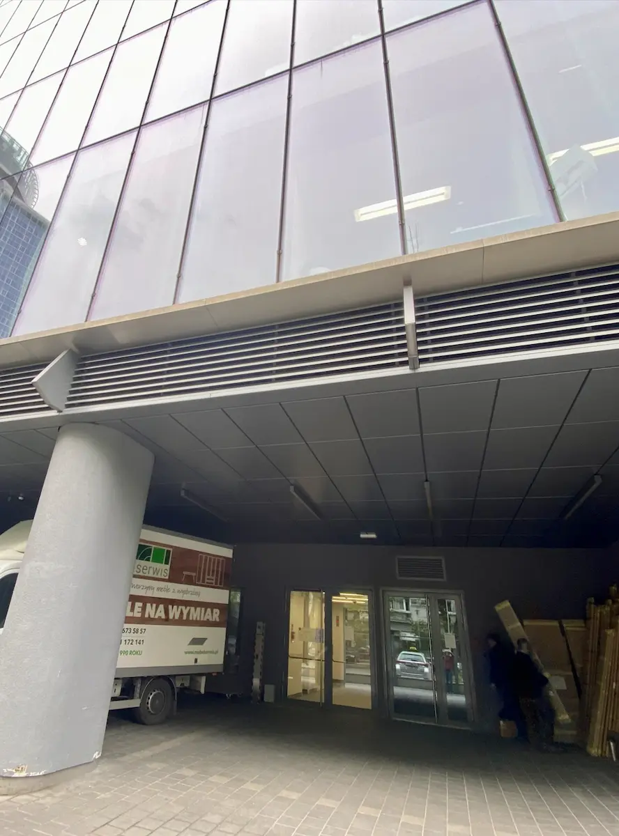 Biuro na warszawskiej Woli oddane inwestorowi po modernizacji – formalności i landlord