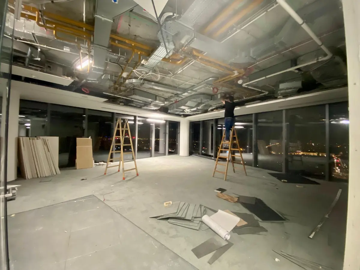 Nocne prace instalacyjne podczas realizacji biura w Warszawie