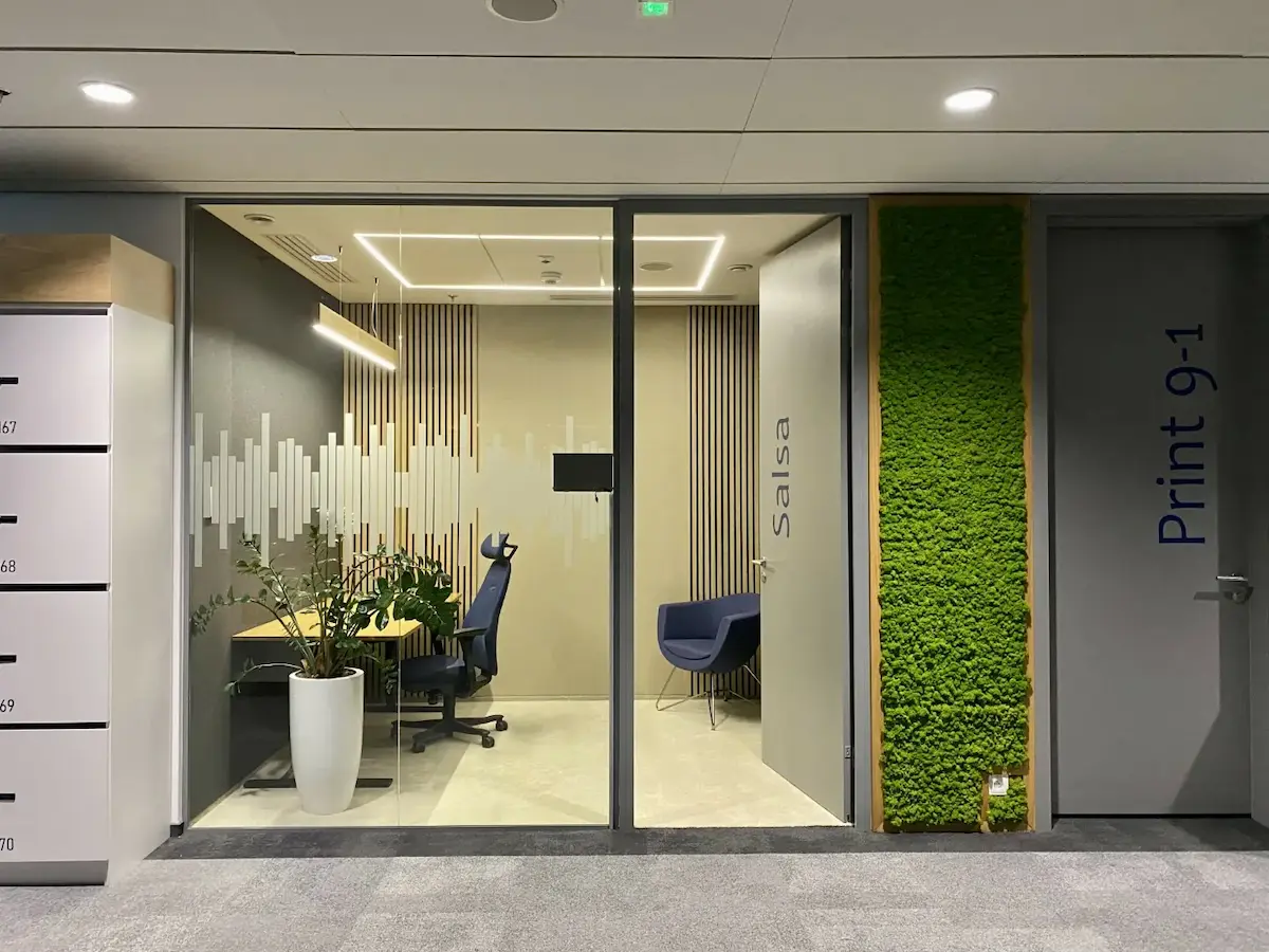 Strefa pracy hybrydowej i focus room w zmodernizowanym biurze