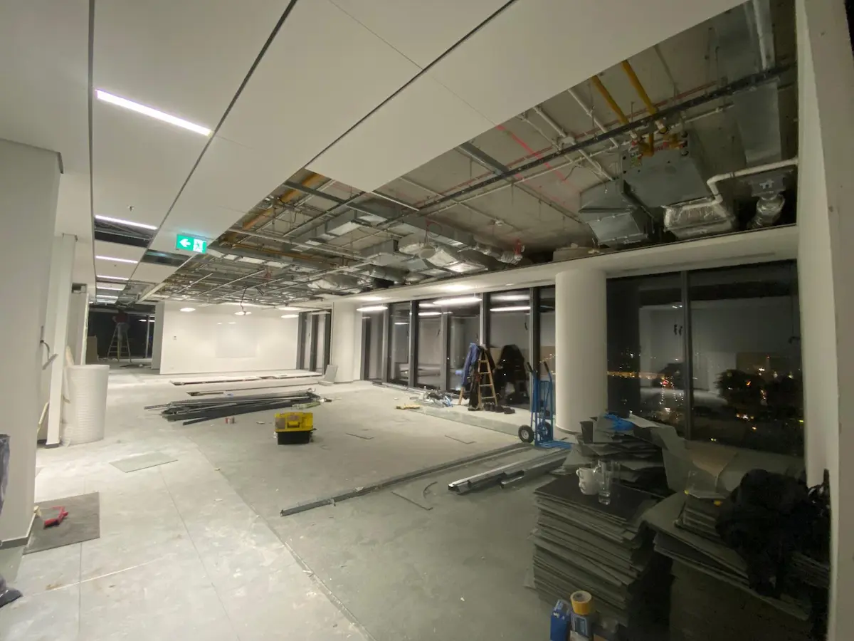 Kolizje branżowe nad sufitem w biurze