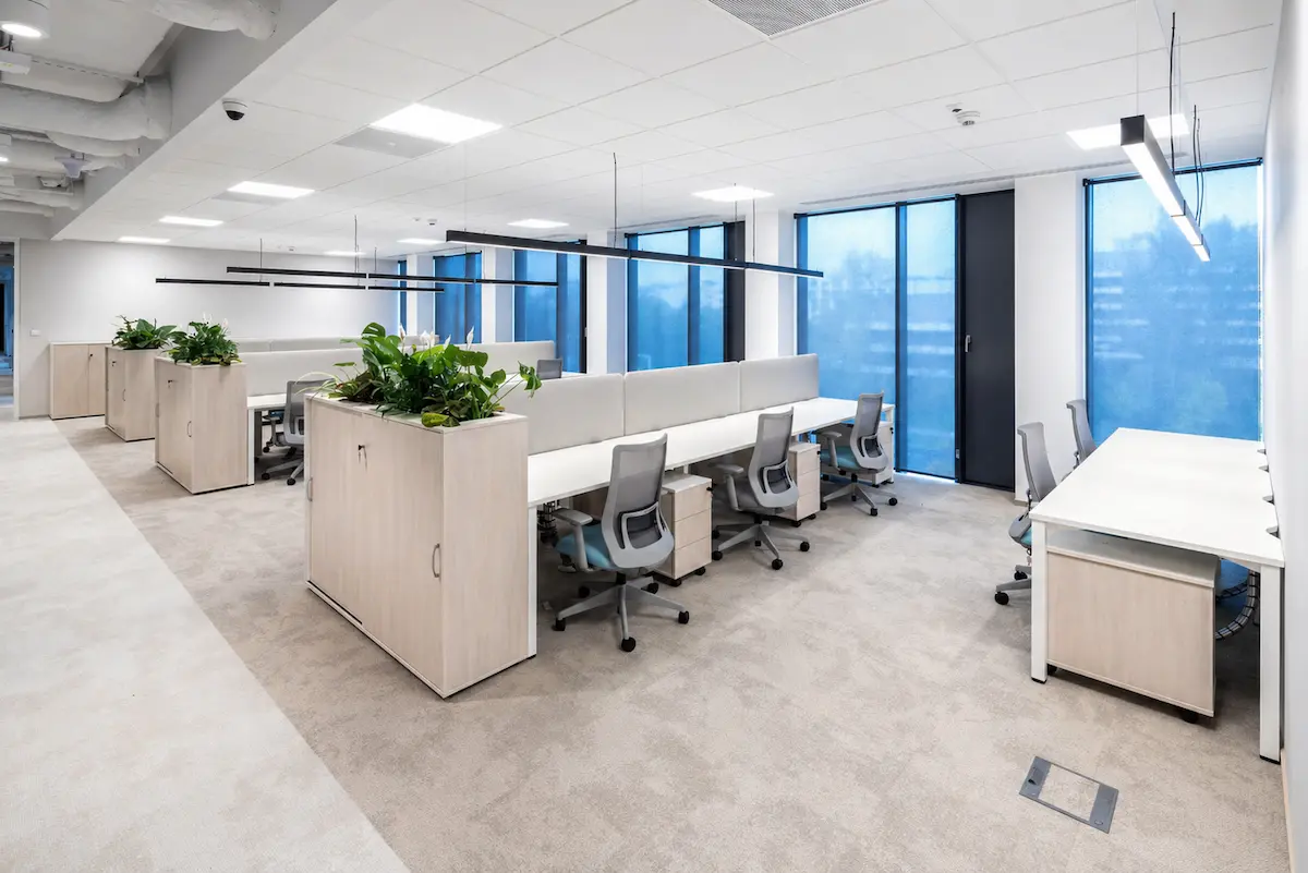 Nowoczesna przestrzeń open space w biurze po procesie fit out