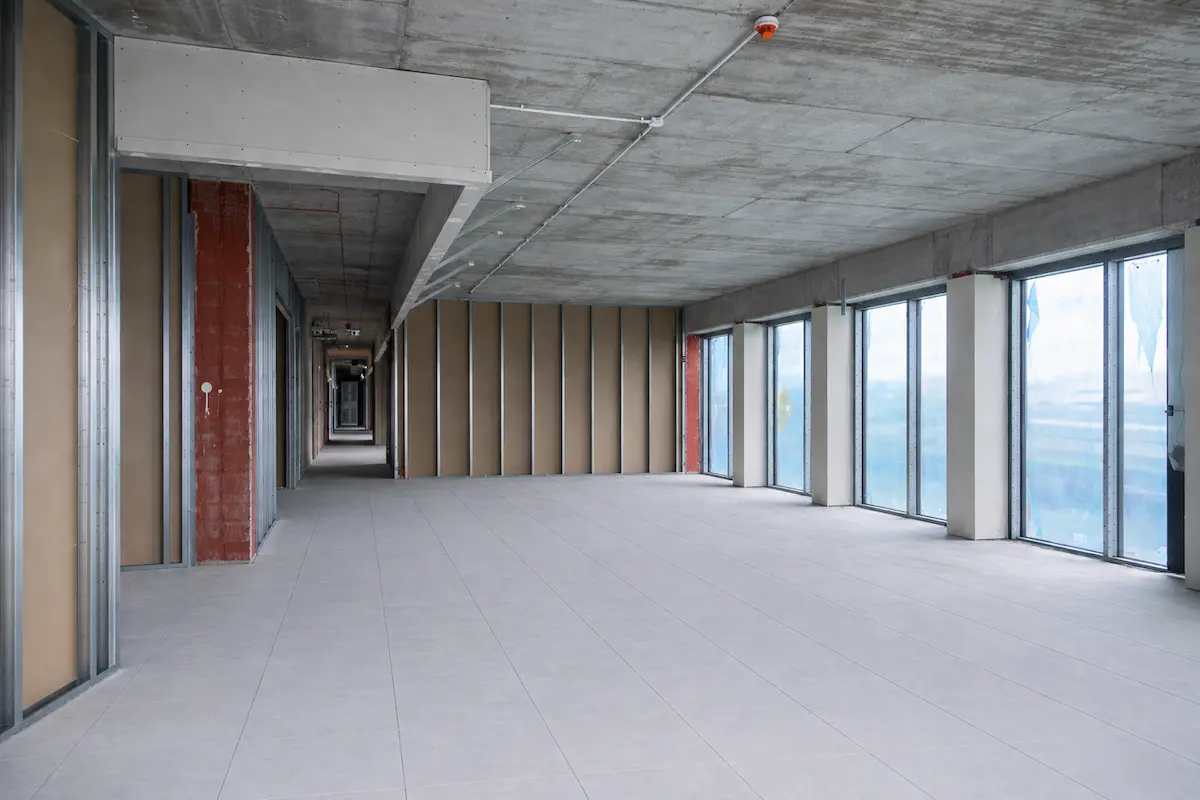 Warszawskie biuro w stanie surowym podczas rozpoczęcia prac fit-out
