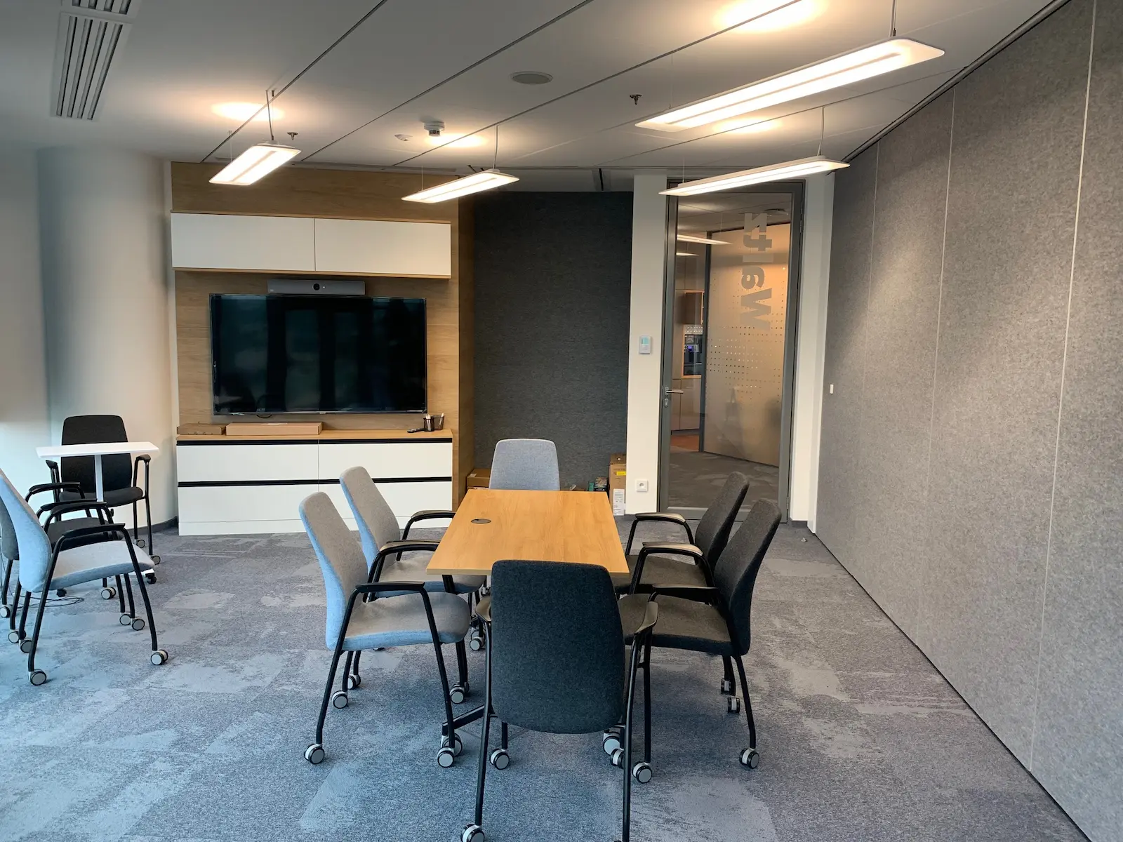 Meeting room with furniture that can be easily reconfigured