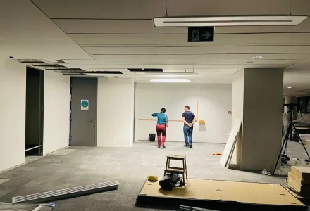 biuro warszawskiej firmy podczas prac fit out - centrum konferencyjne